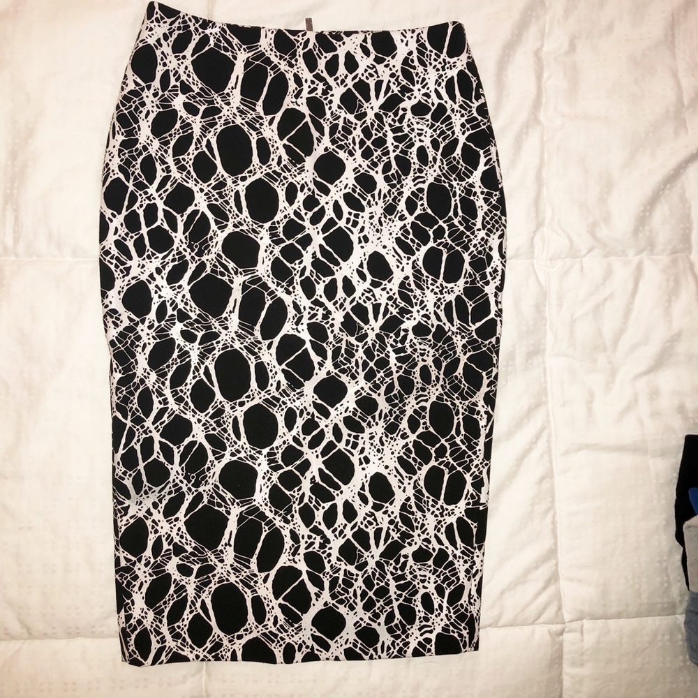 - ELIZABETH & JAMES high rise pencil skirt !